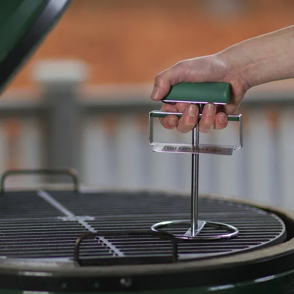 Podnośnik do rusztów w użyciu Big Green Egg